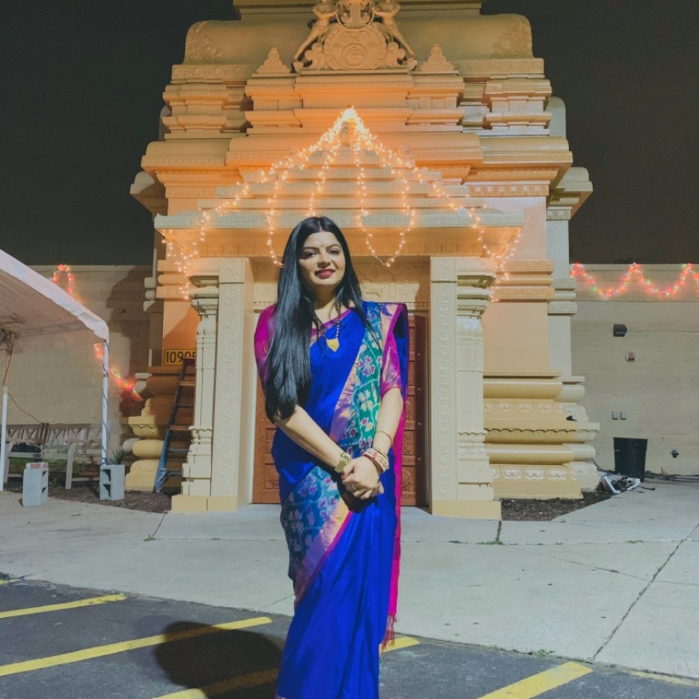 Silk saree with blouse blouse fits m to claim